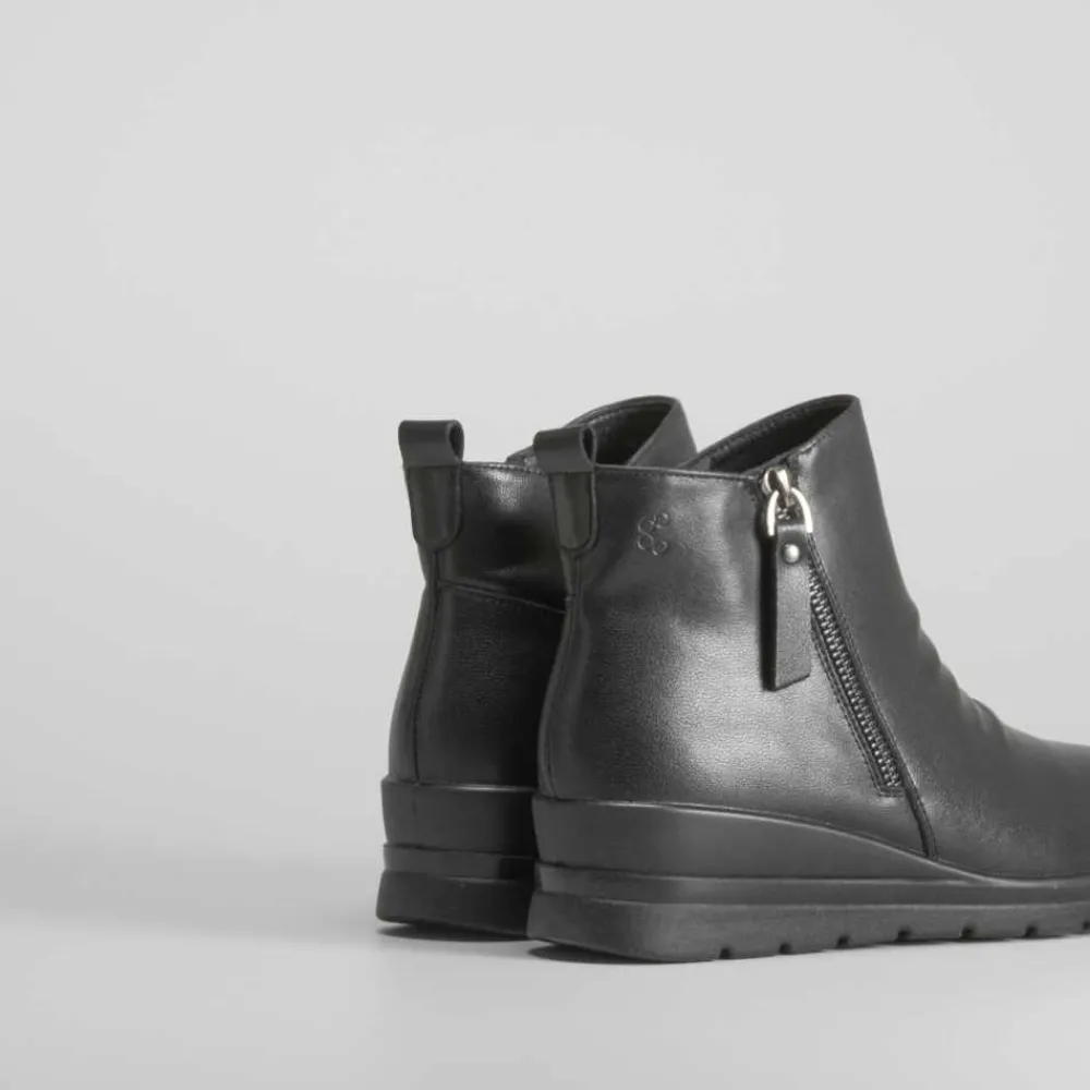 botn_cua_de_piel_negro_co_SKUWYBNzqmX9p_2.webp New Botín cuña de piel negro Mujer Botines Planos